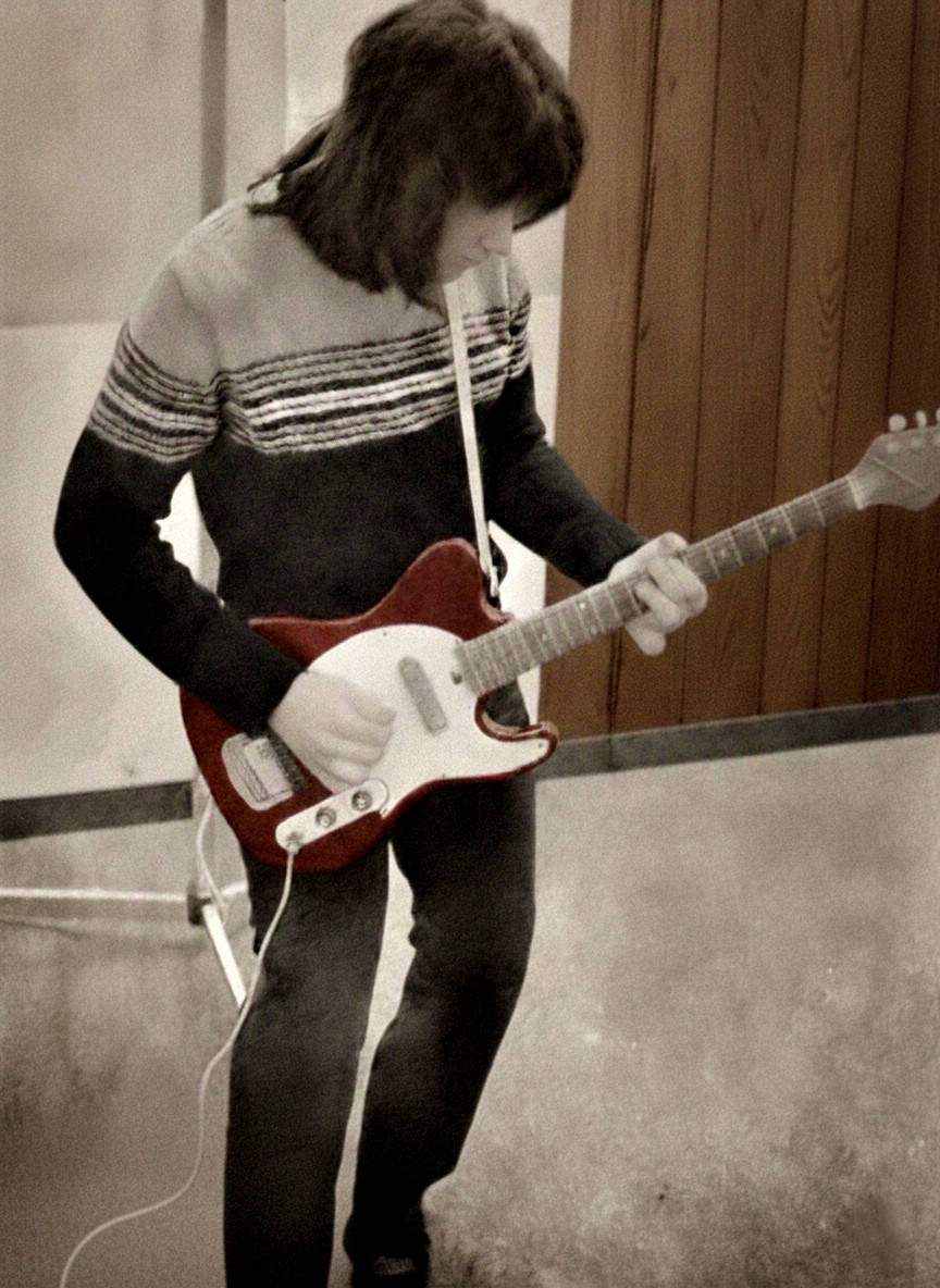 Sanaphantastron-Gitarrist Che Guitare übt im Alter von 14 Jahren in einem Raum seiner Schule E-Gitarre.